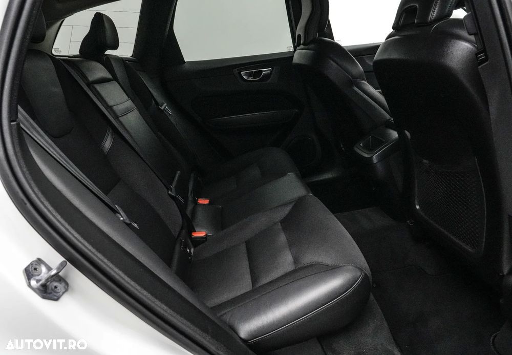 Volvo XC 60 B4 MHEV AT8 AWD Momentum Pro - 16