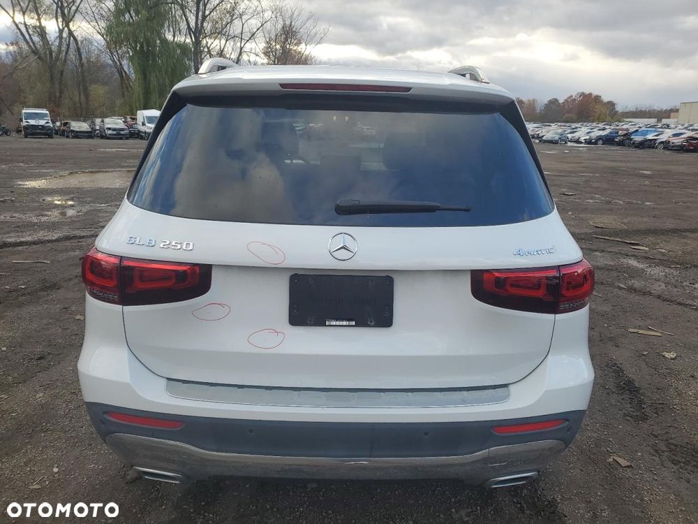 Mercedes-Benz GLB 250 4Matic 8G-DCT - 7