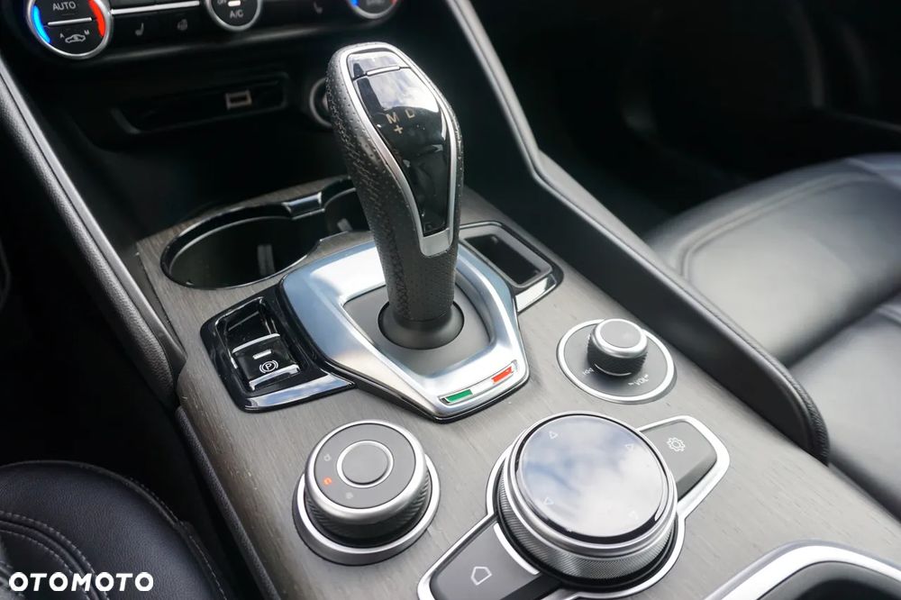 Alfa Romeo Giulia 2.0 Turbo 16V AT8-Q4 Ti - 25