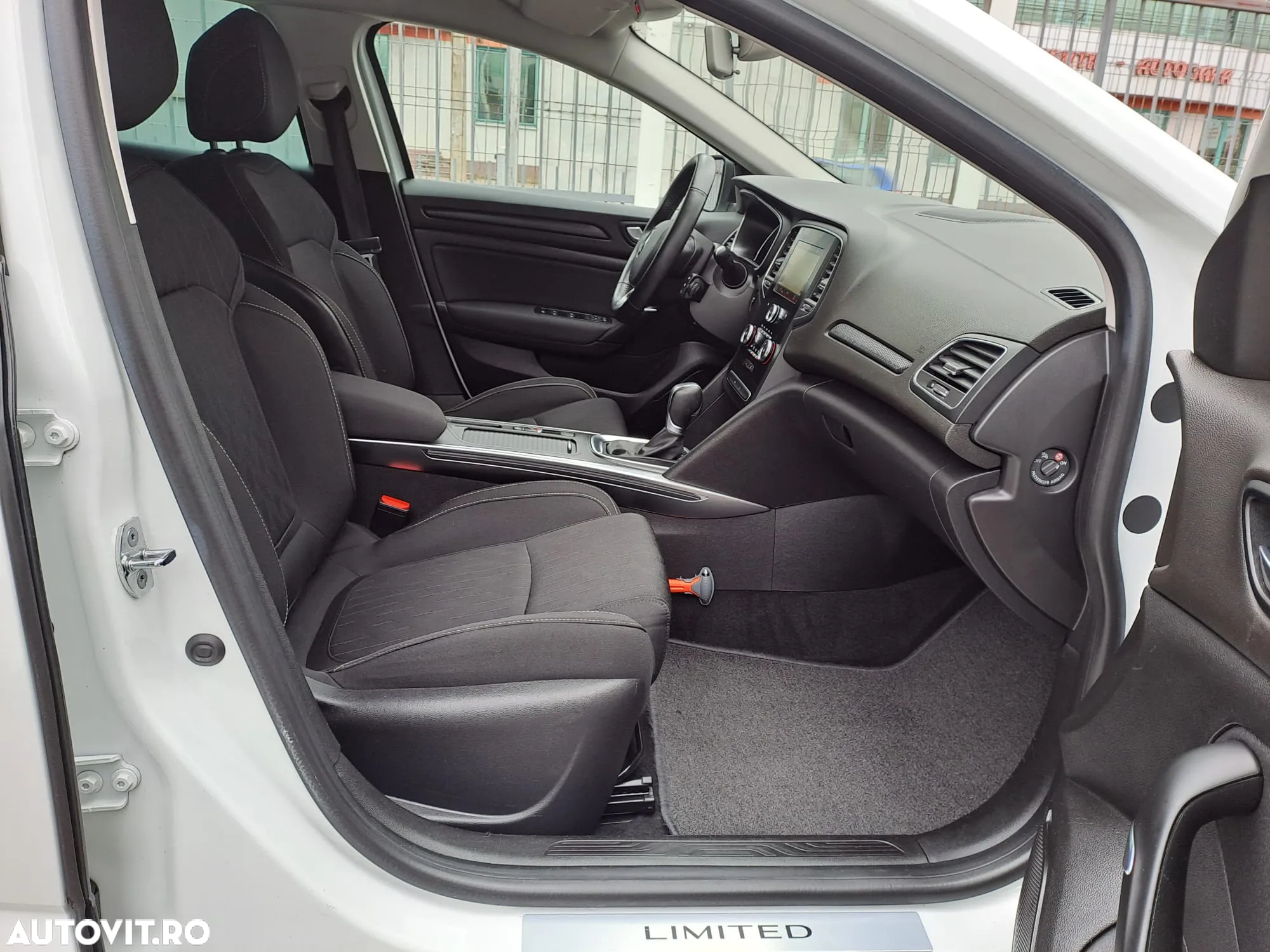 Renault Megane Grandtour ENERGY TCe 140 EDC LIMITED - 17