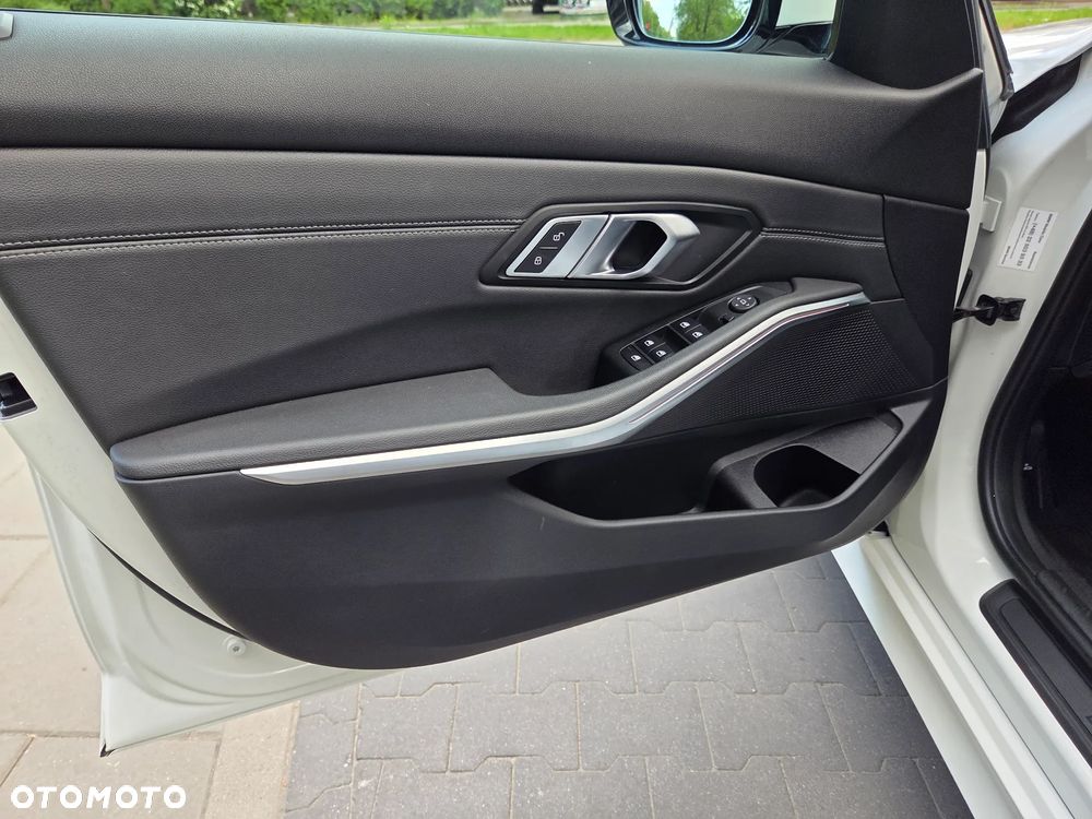 BMW Seria 3 320i xDrive - 28