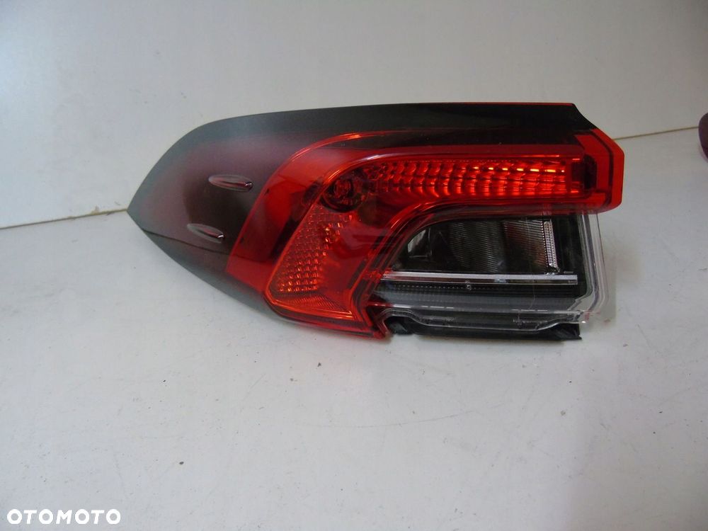 Toyota Corolla E21 sedan lampa tylna 81560-02D11-00 - 1