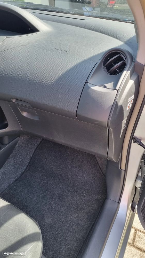 Toyota Yaris 1.0 VVT-i AC Manual+VSC - 10