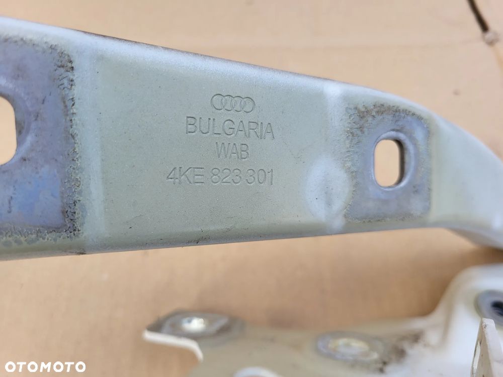ZAWIAS MASKI AUDI E TRON Q8 4KE823302 4KE823301 - 4