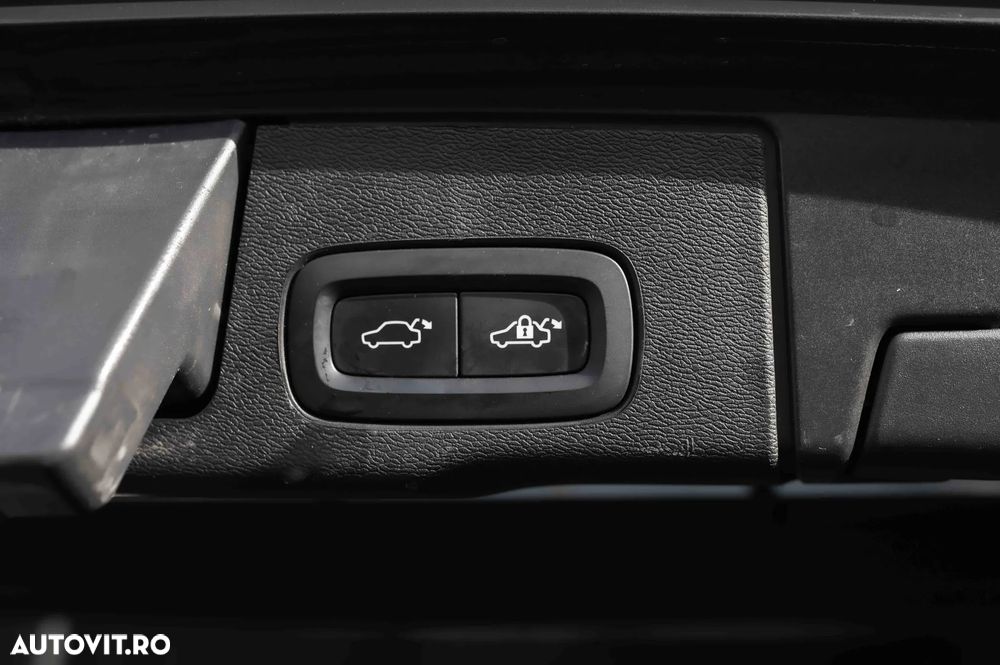 Volvo XC 60 B4 MHEV AT AWD Plus Dark - 29