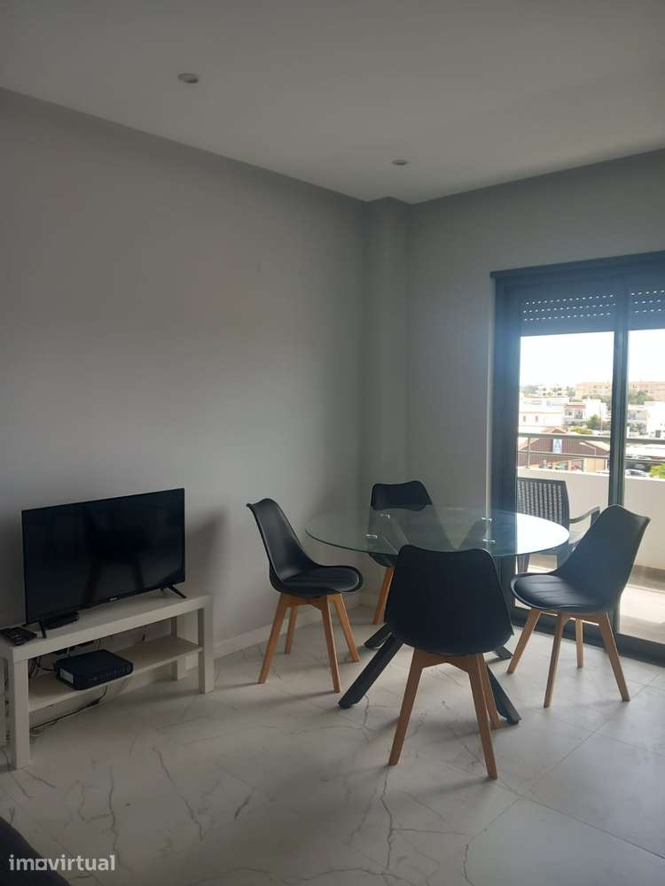 T1 semi-novo com piscina - Grande imagem: 3/11