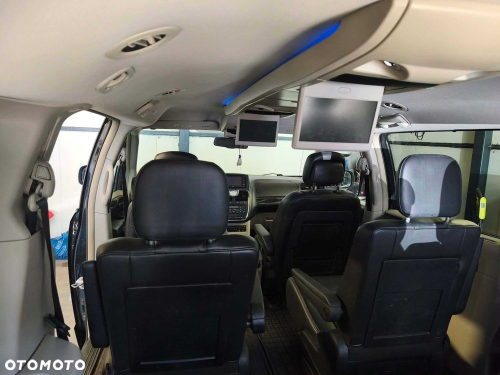 Chrysler Town & Country - 8