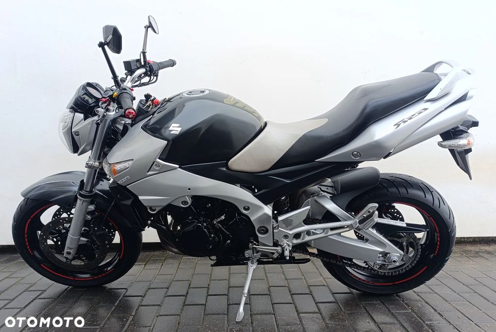 Suzuki GSR - 4