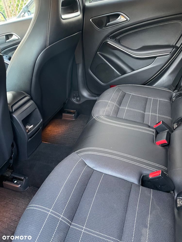 Mercedes-Benz CLA 180 AMG Line - 5