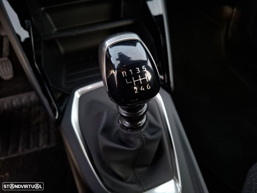 Peugeot 2008 1.2 PureTech Active — fotografia 16