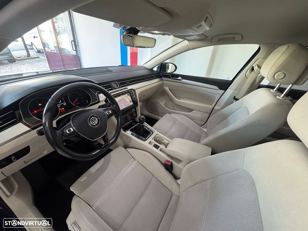 VW Passat 1.6 TDI BlueMotion - 12