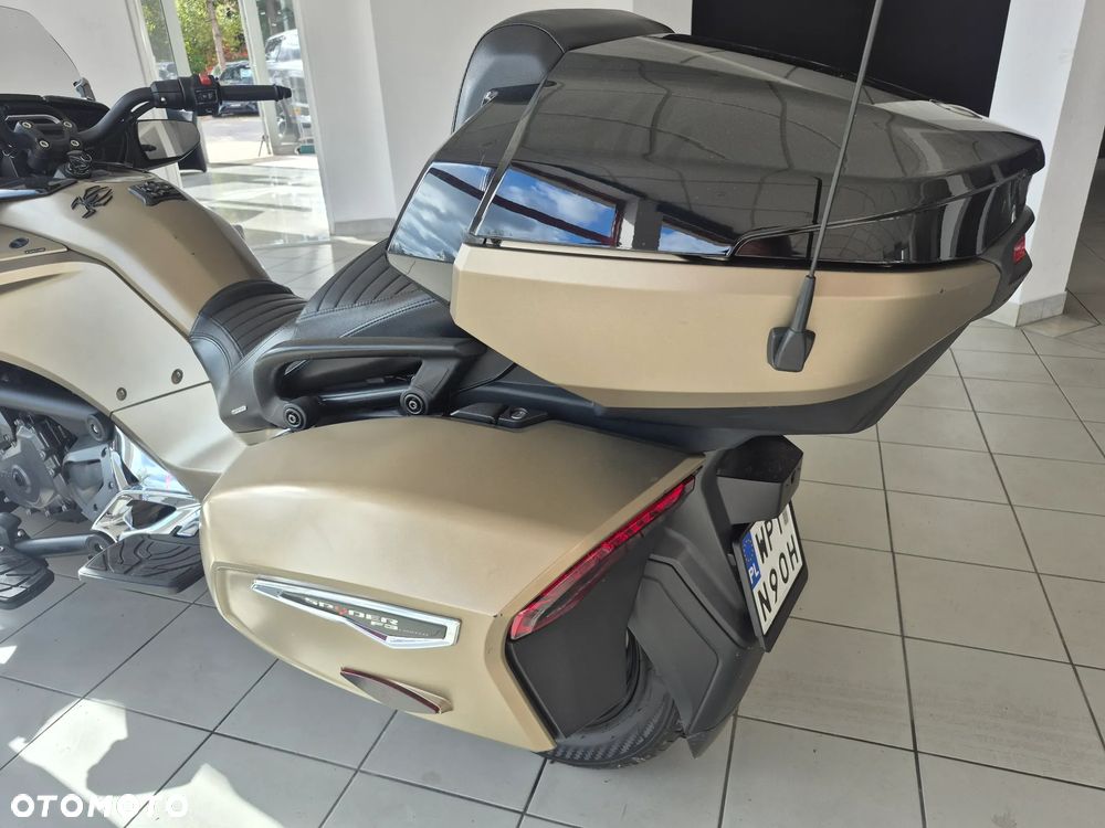 Can-Am Spyder - 18