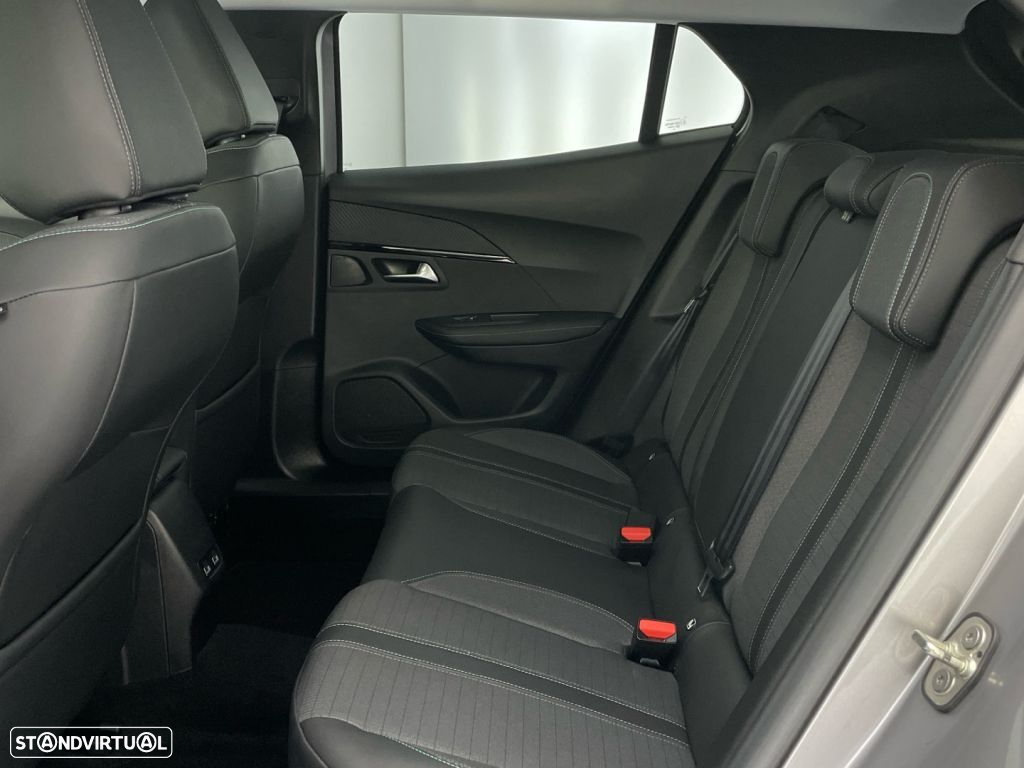 Peugeot 2008 1.2 PureTech Allure - 12
