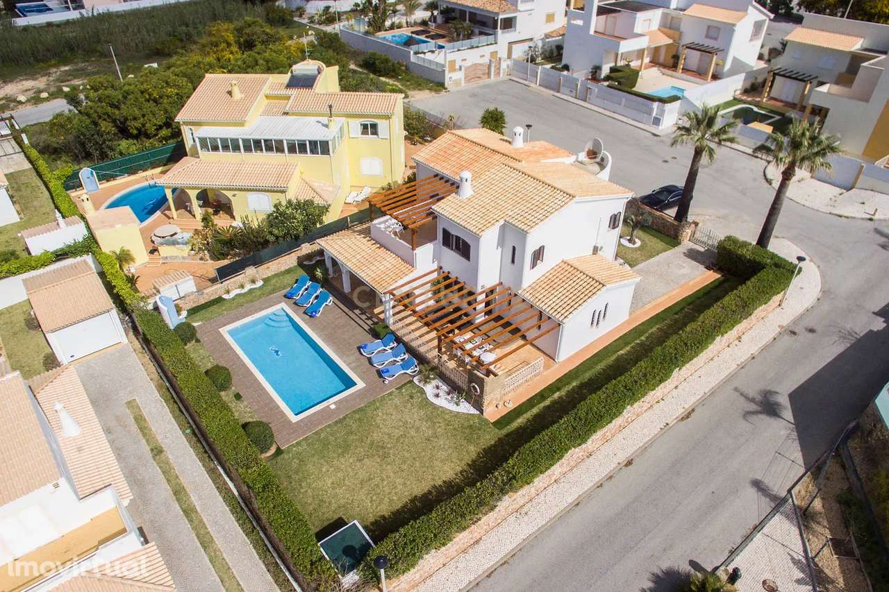 Moradia isolada com Vista Mar apenas a 200 metros da Praia da Galé - Grande imagem: 3/32