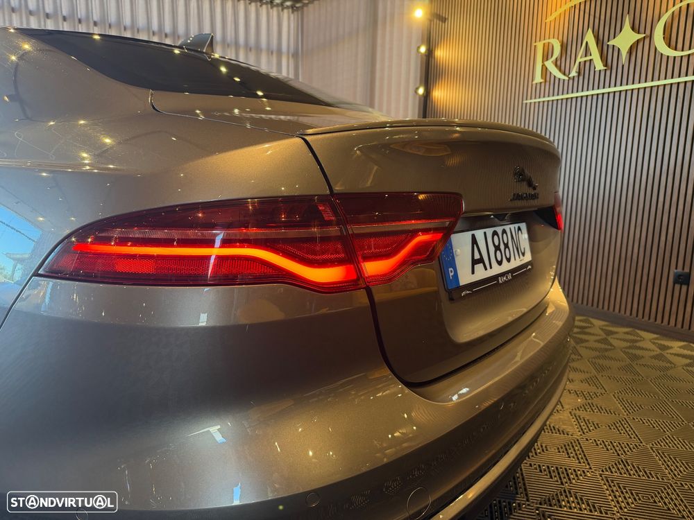 Jaguar XE 2.0 D200 R-Dynamic HSE - 15