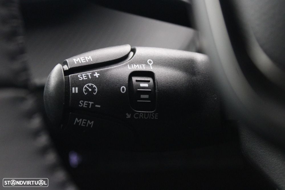 Peugeot e-2008 54 kWh Allure - 15