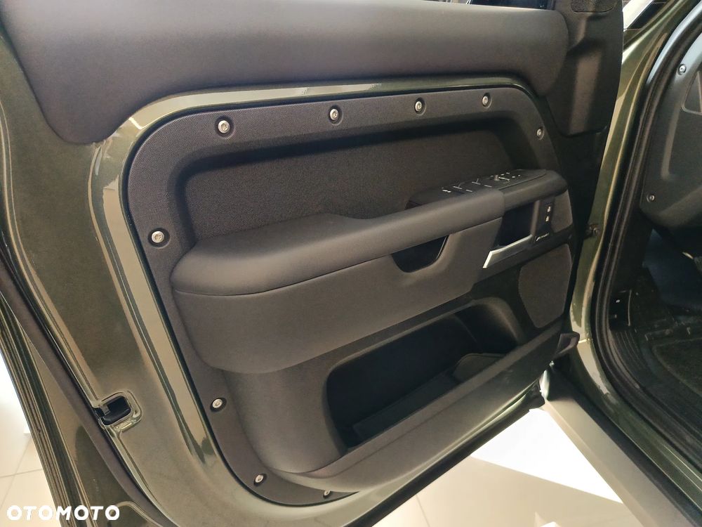 Land Rover Defender - 30