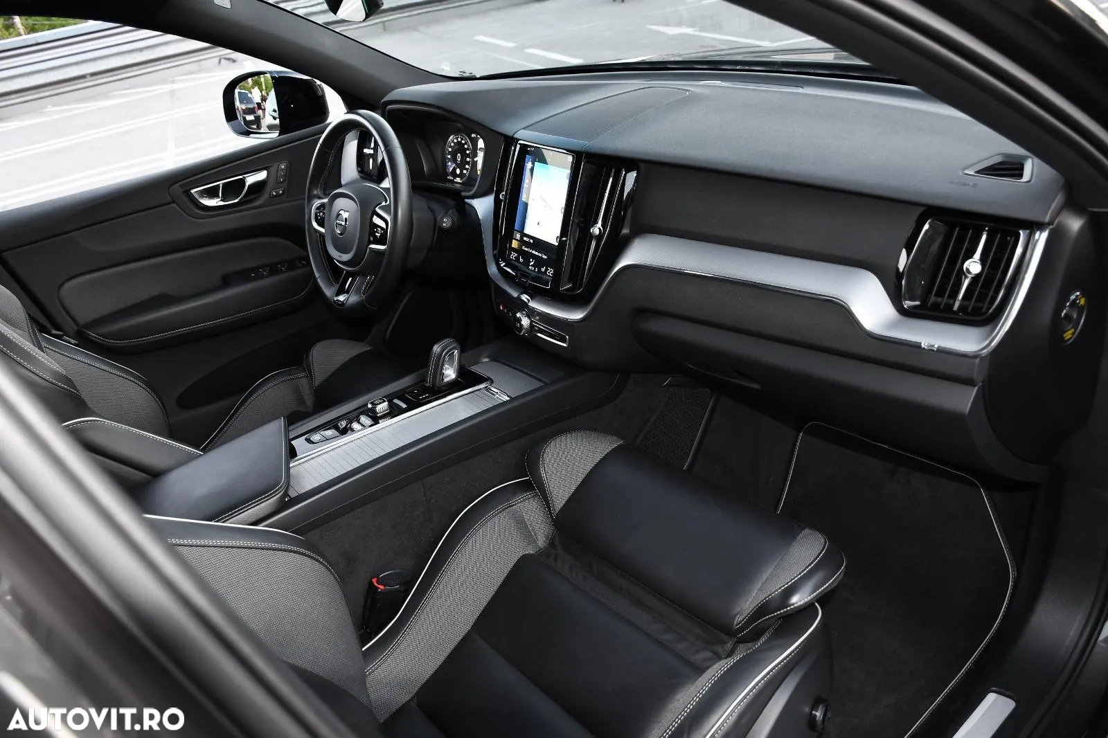 Volvo XC 60 B4 MHEV AT AWD Plus Dark - 9