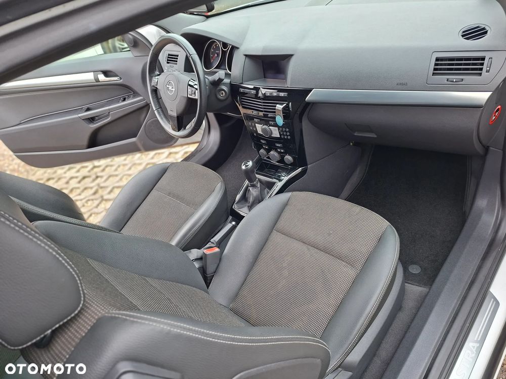 Opel Astra 1.8 Black&White - 17