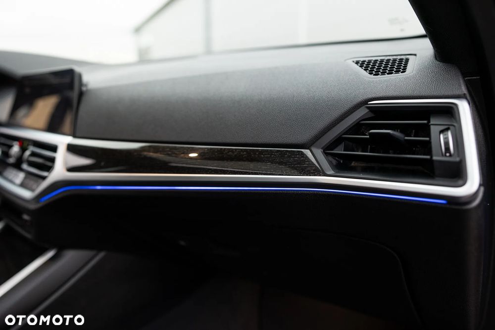 BMW Seria 3 330i xDrive M Sport - 32