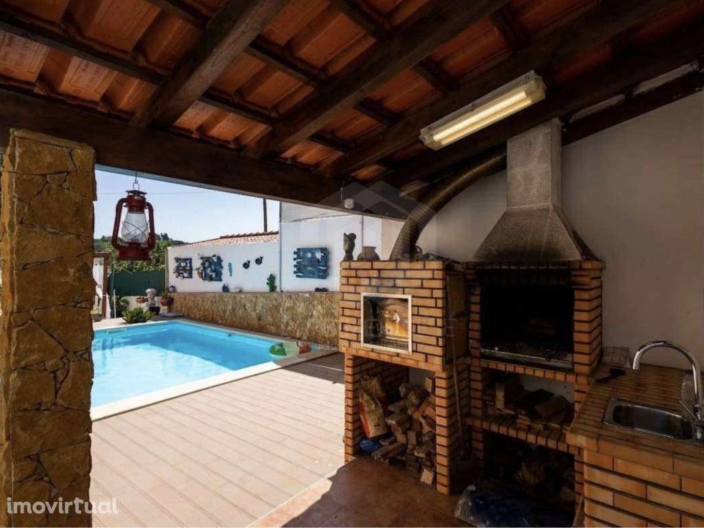 Moradia Isolada T4+1 com Piscina, Jardim e Garagem Box - Grande imagem: 4/27