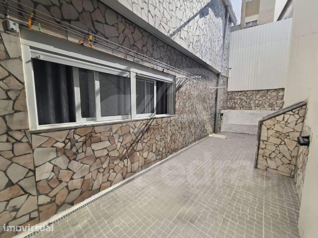 Moradia Bi-Familiar Totalmente Remodelada com Logradouro e Elevado ... - Grande imagem: 2/54