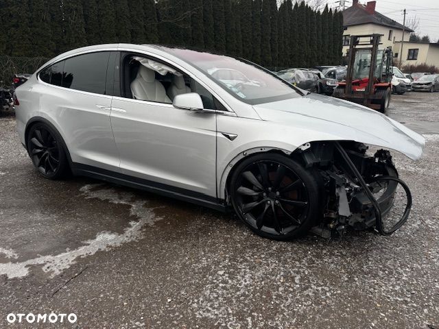 Tesla Model X - 5
