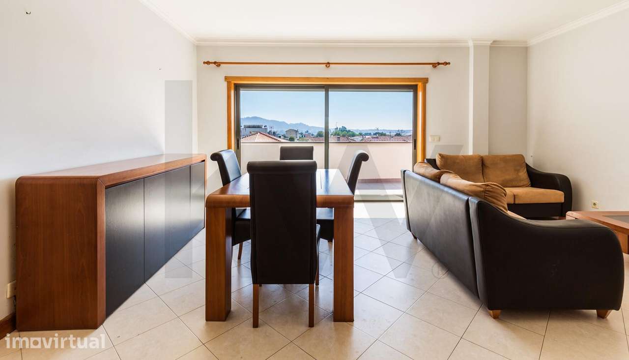 T2 com Varanda Panorâmica de 25m2 e Vista Rio & Santa Luzia | Rua de P - Grande imagem: 2/28