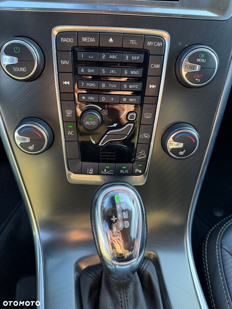 Volvo XC 60 D5 AWD R-Design Momentum - 19