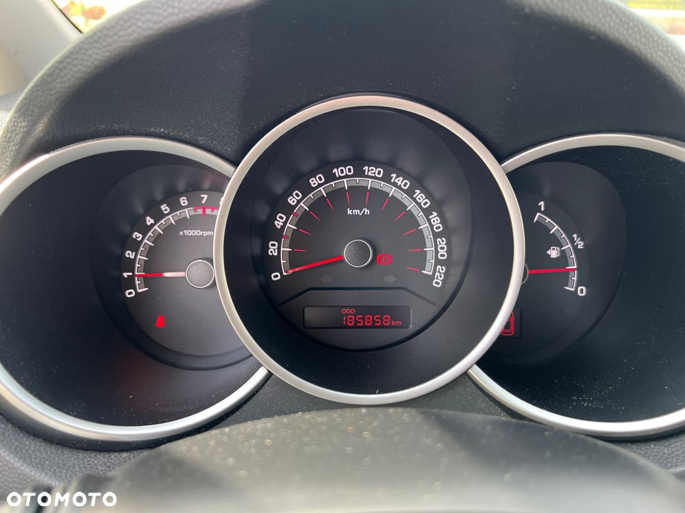 Kia Venga - 12