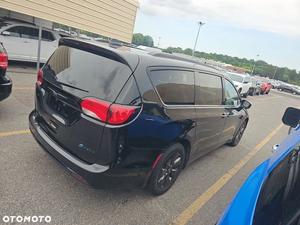 Chrysler Pacifica - 4