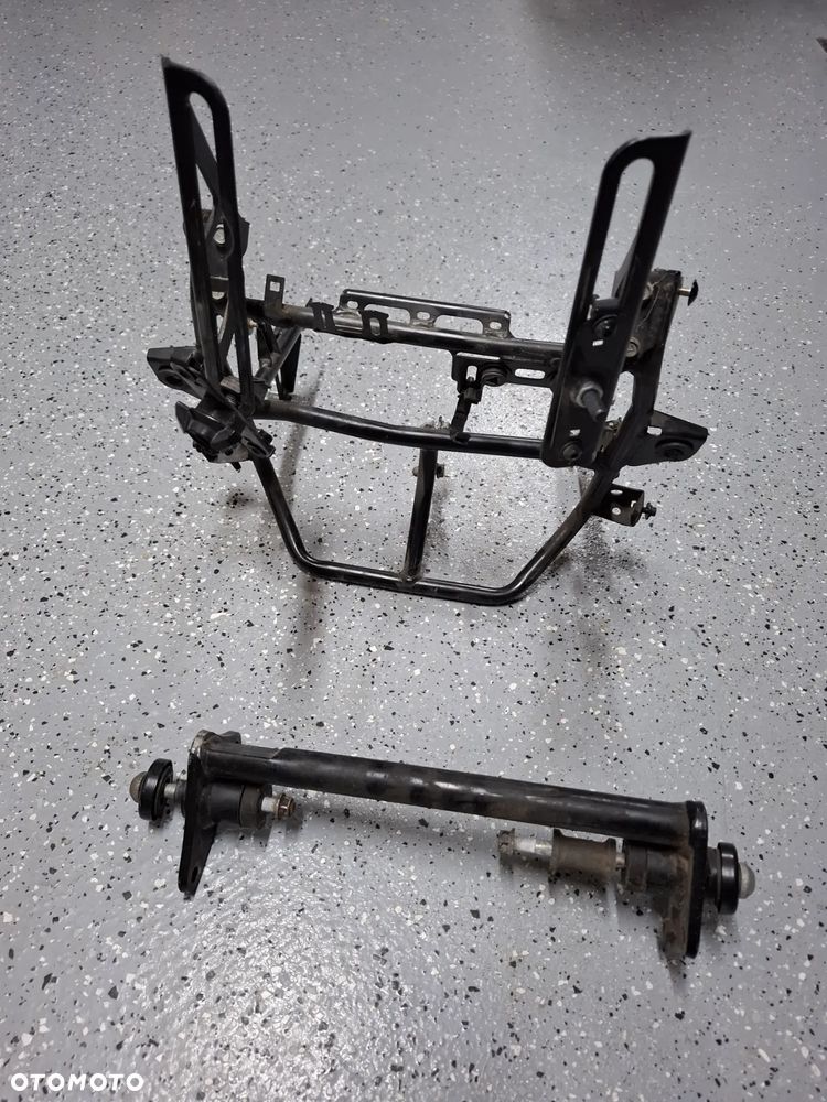 Kawasaki KLE 650 Versys stelaż mocowanie silnika wspornik