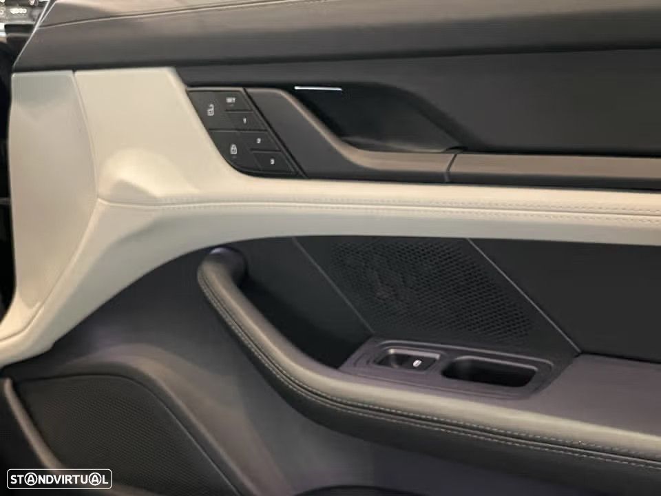 Porsche Taycan Cross Turismo 4 - 26