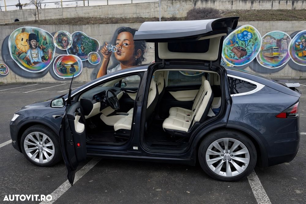 Tesla Model X - 3