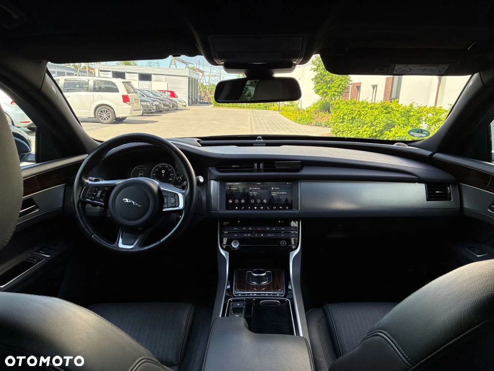 Jaguar XF 20t Prestige - 31