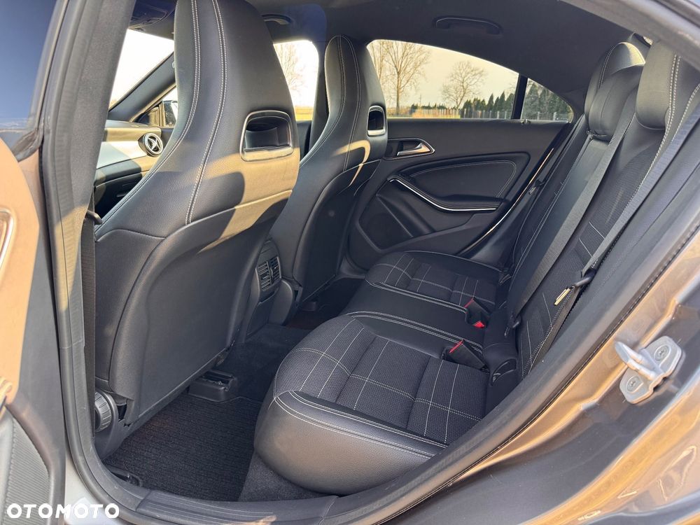 Mercedes-Benz CLA 200 7G-DCT Urban - 29