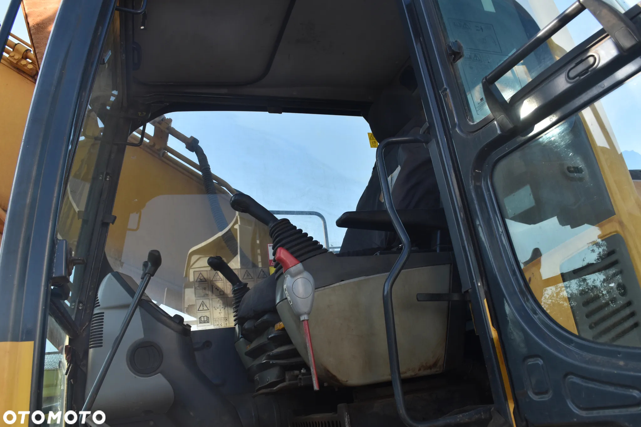 Komatsu PC210 - 13