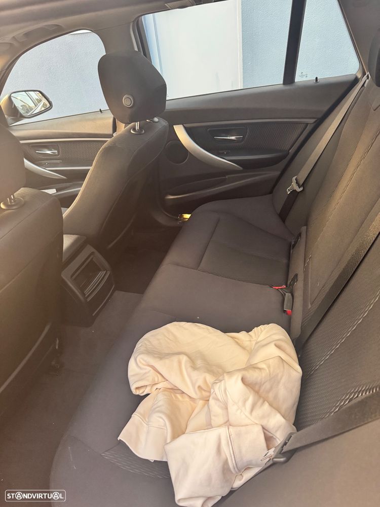BMW 320 d Sport Line - 13
