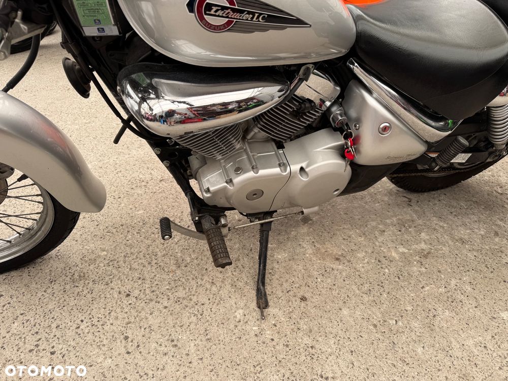 Suzuki Intruder - 14