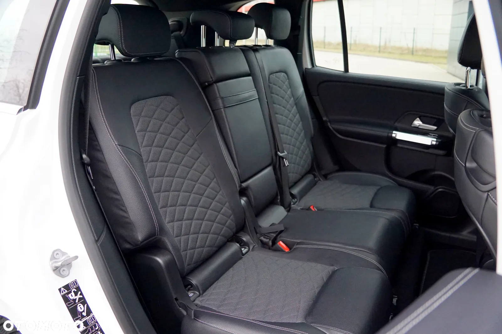 Mercedes-Benz GLB 200 7G-DCT Progressive - 27