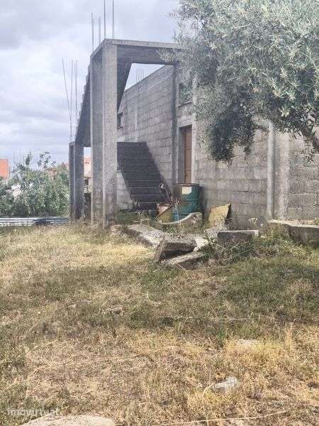 Vendo um terreno urbano com uma casa em construção - Grande imagem: 3/8