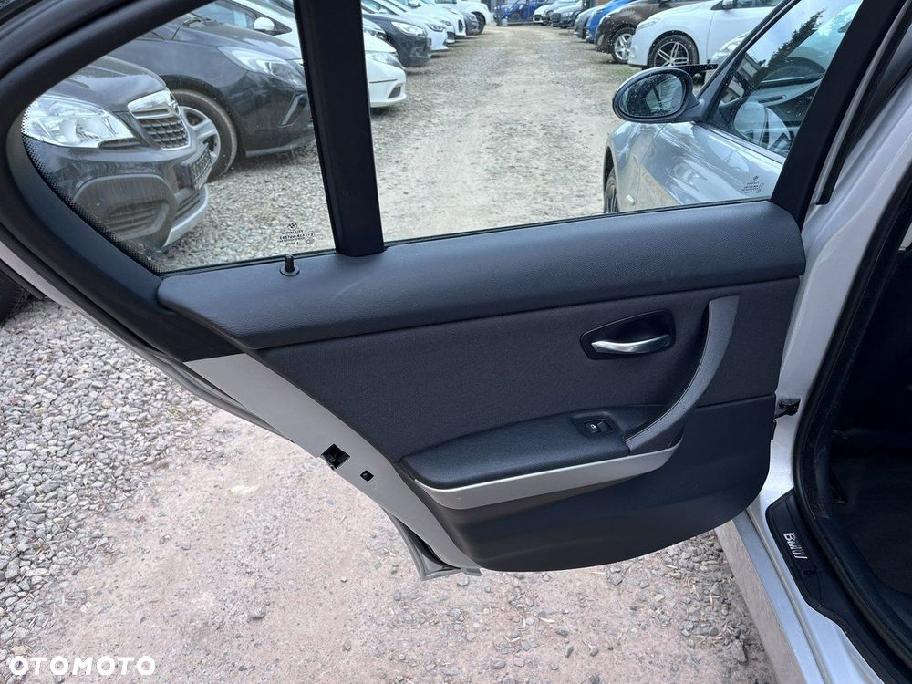 BMW Seria 3 318i - 26