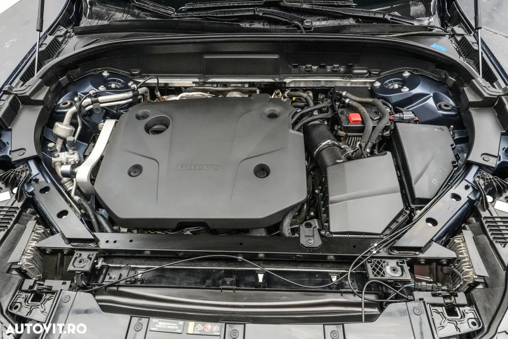 Volvo XC 60 B4 MHEV AT8 AWD Momentum Pro - 24