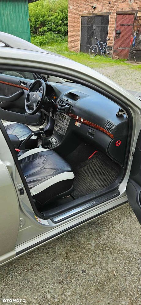 Toyota Avensis - 8