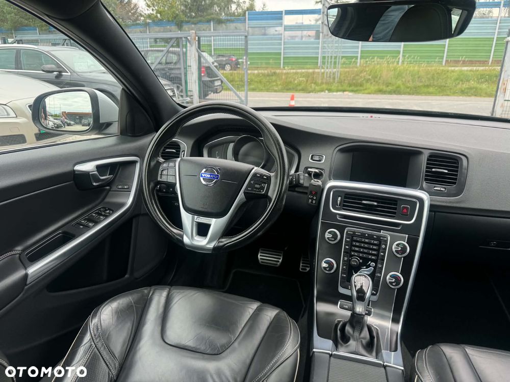 Volvo V60 D6 AWD Plug-in Hybrid R-Design Momentum - 28