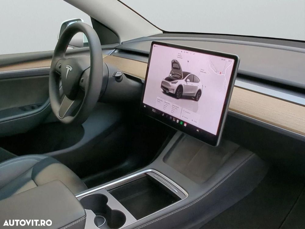 Tesla Model Y - 10