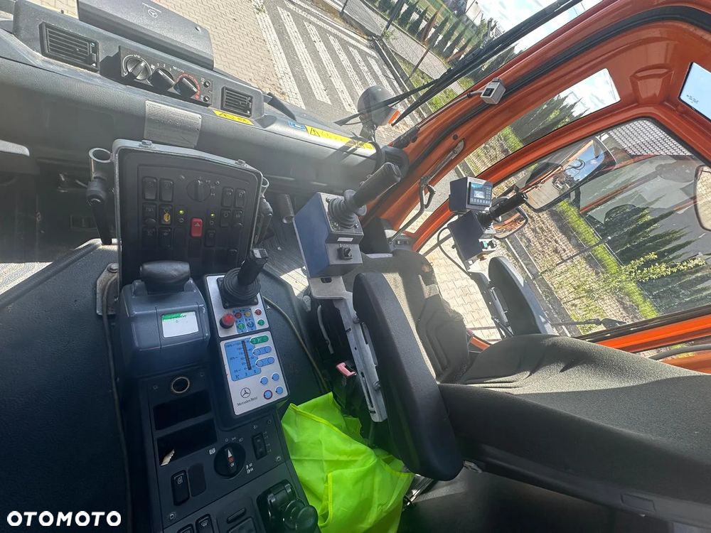 Mercedes-Benz UNIMOG - 4