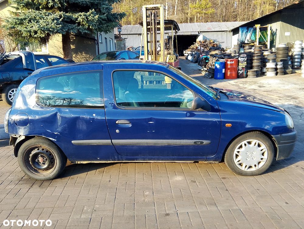 Renault Clio II (98-01r.) 1.2 B 58KM. Silnik D7F 710 Skrzynia JB1 991 (JB1991) lakier OV460.Cały na części. GWARANCJA !!! Przód Tył Zestaw Komplet Drzwi Klapa Zderzak Błotnik Maska Grill Atrapa Szyba Pas Lampa Lusterko Boczki Fotel Kanapa Kokpit Deska Rozdzielcza Przełącznik Włącznik Sterownik Przewody Wiązka Instalacja Moduł Komputer Czujnik Listwa Pompa Alternator Wtryski Głowica Rozrusznik Kompresor Sprzęgło Dwumas Silnik Skrzynia ABS Klimatyzacji Paliwa Wspomagania Kolektor Turbina Przepustnica Zawór Chłodnica Koło Hak Belka Sanki Zawieszenie Mcpherson Półoś Amortyzator Wydech Tłumik Zacisk Most - 6