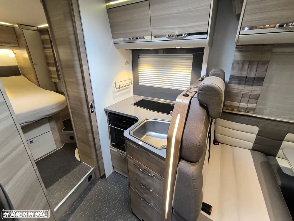 Adria Matrix M670SC 50 Anos 5lugares Cama central e basculante - 19