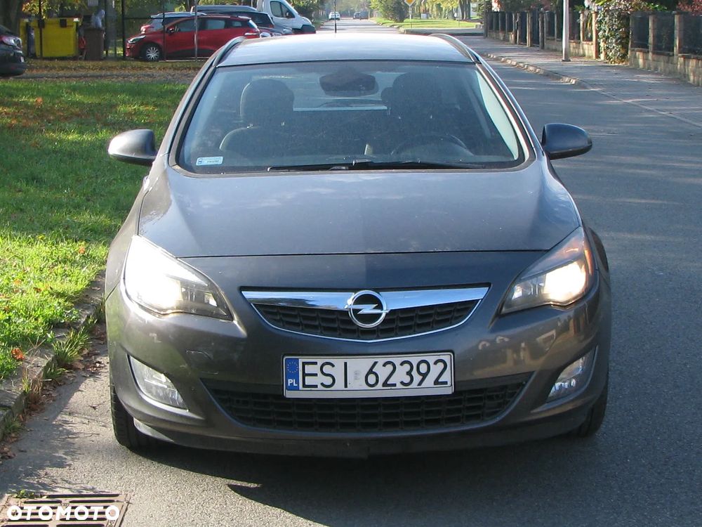 Opel Astra 2010 photo 2